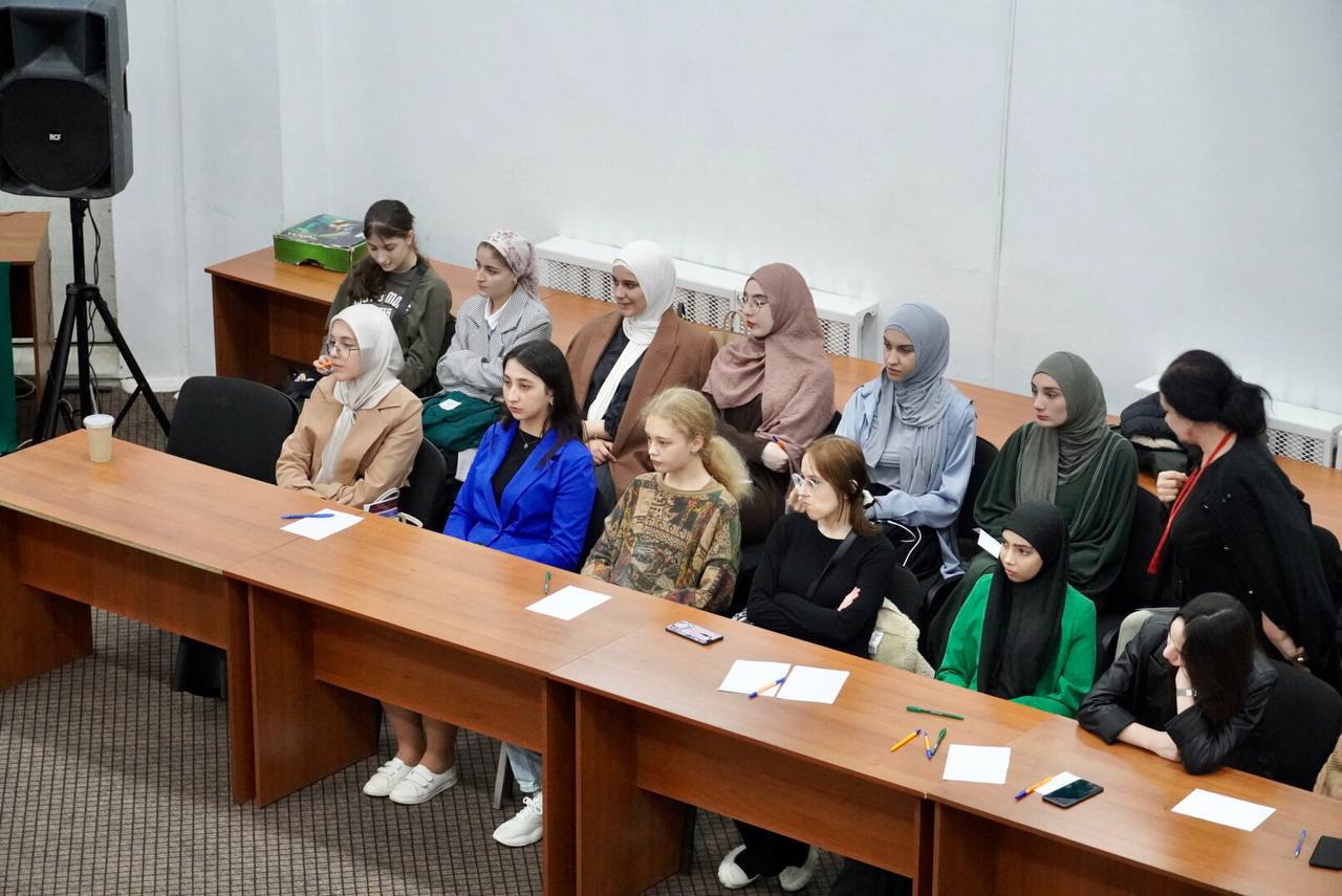 Представители администрации Махачкалы  и Муфтията РД провели встречу со студентами ГПК